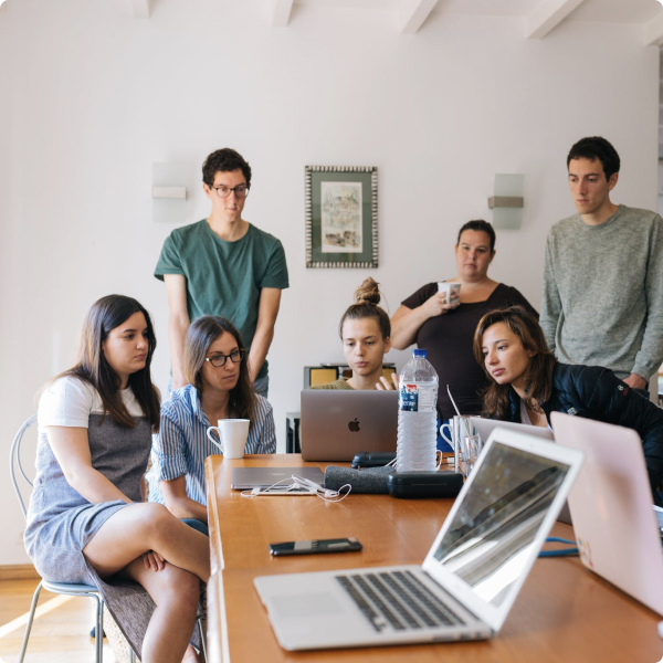 Gruppo di persone al lavoro davanti ai computer